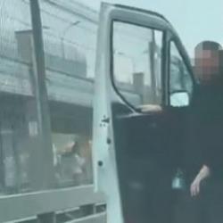 E-5 otoyolunda trafik magandası dehşeti: Yolunu kesip aracını yumrukladı