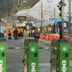 Emin&ouml;n&uuml;'nde tramvay raydan &ccedil;ıktı: Yolcular tahliye edildi!