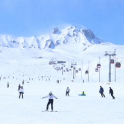 Erciyes'te g&uuml;neşli havada&nbsp;kayak&nbsp;keyfi