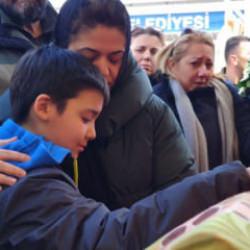 Fatma Nur &ouml;ğretmene veda: Oğlu tabutuna sarılıp ağladı