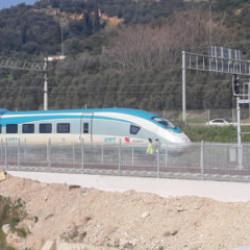 Feci &ouml;l&uuml;m: Y&uuml;ksek hızlı trenin &ccedil;arptığı adam hayatını kaybetti!