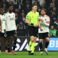 Galatasaray, Beşiktaş ile oynadığı son 5 derbide 4 kırmızı kart g&ouml;rd&uuml;