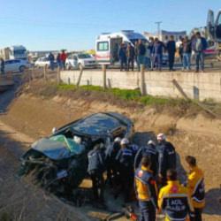 Hafriyat kamyonuyla &ccedil;arpışıp kanala u&ccedil;an otomobilin s&uuml;r&uuml;c&uuml;s&uuml; &ouml;ld&uuml;