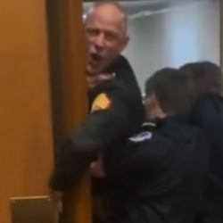 'Artık kimse İsrail i&ccedil;in savaş istemiyor' diyen eski ABD askerinin kolunu kırıp...