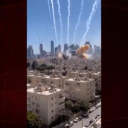 İran İsrail'e bomba yağdırdı, demir kubbe delik deşik oldu...