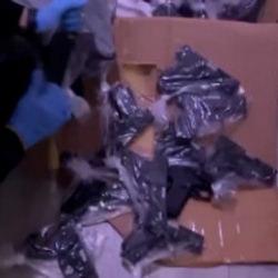 İstanbul'da bir eve d&uuml;zenlenen operasyonda 50 tabanca ele ge&ccedil;irildi