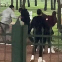 Kağıthane'de lise &ouml;ğrencilerinin tekmeli yumruklu kavgası kamerada