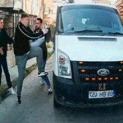 Kamyonetinin camını yumruklayan saldırgana 240 bin lira ceza