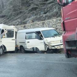 Kara yolunda 3 ayrı kaza: &Ccedil;ok sayıda yaralı var!