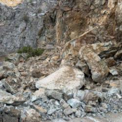 Karadeniz&rsquo;de heyelan alarmı! 2 il arası yol trafiğe kapatıldı