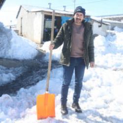 Kars'ta kurt s&uuml;r&uuml;s&uuml;n&uuml; k&uuml;rekle kovalayan besici g&uuml;venlik kamerasında