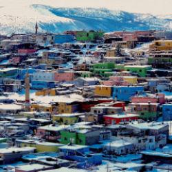 Kayseri&rsquo;de renkli evler beyaz &ouml;rt&uuml; ile kaplandı