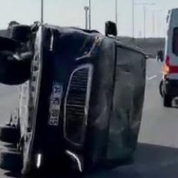 Korkutan kazada minib&uuml;s yan yattı! Fenerbah&ccedil;eli yıldızın eşi de i&ccedil;indeydi