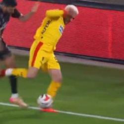 Ma&ccedil; tartışmalı pozisyonla başladı! Galatasaray penaltı kazandı