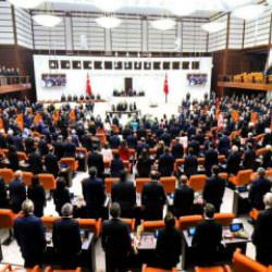 Meclis&rsquo;e yeni teklif: Doğum izni uzuyor, 15 yaş altına sosyal medya yasağı geliyor