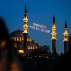 Ramazan ayına &ouml;zel &ccedil;arpıcı anket! Toplum manevi yenilenme olarak g&ouml;r&uuml;yor