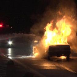 Seyir halindeki ara&ccedil; alev aldı! Aile saniyelerle kurtuldu