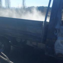 Seyir halindeki kamyonet alev alev yandı