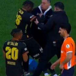 S&uuml;per Lig'de korku dolu anlar! Yıldız isim yere yığıldı, ambulansla hastaneye kaldırıldı