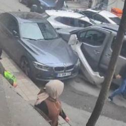 Trafikte &lsquo;yol verme&rsquo; tartışması: Hafif ticari ara&ccedil; otomobile &ccedil;arptı