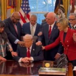 Trump i&ccedil;in Oval Ofis'te toplu dua edildi