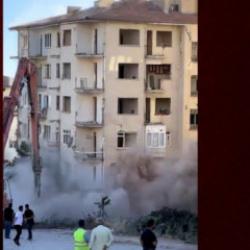 8 katlı bina iş makinesinin tek dokunuşuyla yerle bir oldu