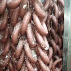 Bursa'da skandal g&ouml;r&uuml;nt&uuml;: 700 kilogram k&uuml;fl&uuml; sucuk ele ge&ccedil;irildi