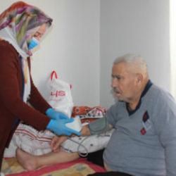 10 yıldır "of" bile demeden yatalak kayınbabasına bakıyor