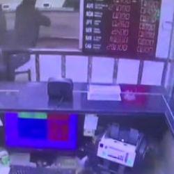 Maskeli saldırganın d&ouml;viz b&uuml;rosu dehşeti kamerada