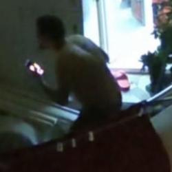 Adana&rsquo;da bir gen&ccedil; eline aldığı kolonya şişesiyle herkesi tehdit etti