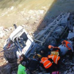 Beton mikseri dere yatağına u&ccedil;tu: Bir kişi yaralandı!