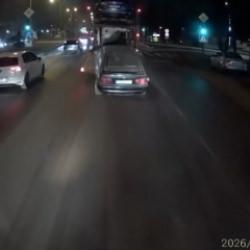 &Ccedil;ekiciye y&uuml;klenen otomobil, yola d&uuml;şt&uuml; o anlar b&uuml;y&uuml;k paniğe neden oldu