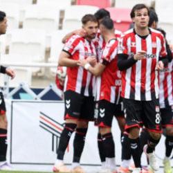 Efsane takımdan evinde kritik galibiyet! S&uuml;per Lig i&ccedil;in play-off potasına tutundu