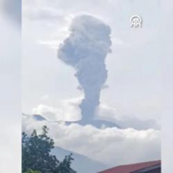 Endonezya'nın en aktif volkanı patladı