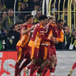 Galatasaray Fenerbah&ccedil;e'yi yakaladı!