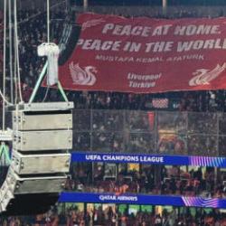 Galatasaray-Liverpool ma&ccedil;ına damga vurdu! İngilizlerden Atat&uuml;rk pankartı
