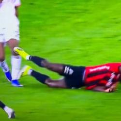 Hakem devam ettirdi: Uyarı VAR'dan geldi! Başkent'te kırmızı kart &ccedil;ıktı