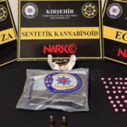 Hem su&ccedil; makinesi &ccedil;ıktı hem zehir taciri: Kırşehir polisinden ka&ccedil;amadı