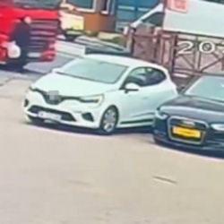 Evine ekmek g&ouml;t&uuml;r&uuml;rken TIR'ın altında kalarak can verdi! Korkun&ccedil; kaza kamerada 