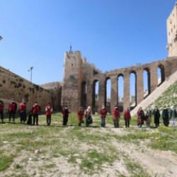 İHH'den tarihi Halep Kalesi&rsquo;nde temizlik &ccedil;alışması