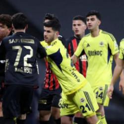 Karag&uuml;mr&uuml;k'&uuml;n Fenerbah&ccedil;e ma&ccedil;ında penaltı ve kart beklediği pozisyonu Trio değerlendirdi!