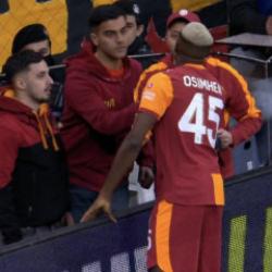 Ma&ccedil; &ouml;ncesi duygusal koreografi! Osimhen g&ouml;zyaşlarını tutamadı