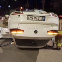 Motosiklete &ccedil;arpan otomobil takla atarak ters d&ouml;nd&uuml;: 2 yaralı