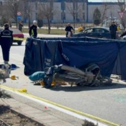 Motosikletiyle hafif ticari araca &ccedil;arpan kurye &ouml;ld&uuml;