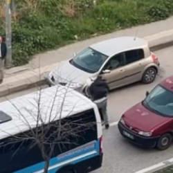 Otomobil s&uuml;r&uuml;c&uuml;s&uuml; motosikletliye copla saldırdı