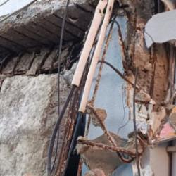 Pendik'te panik anlar: Okulun giriş sa&ccedil;ağı &ccedil;&ouml;kt&uuml;