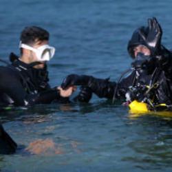 Profesyonel dalgı&ccedil;, 18 Mart anısına d&uuml;nya rekoru i&ccedil;in Anzak Koyu'nda suya girdi