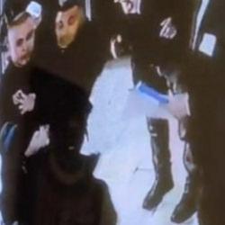 Şanlıurfa'da polisten y&uuml;rek ısıtan g&ouml;r&uuml;nt&uuml;