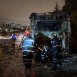 Seyir halindeki metrob&uuml;s, k&ouml;pr&uuml; girişinde alev alev yandı!
