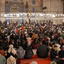 S&uuml;leymaniye&rsquo;de 3 bin &ccedil;ocuk aynı sofrada iftar a&ccedil;tı